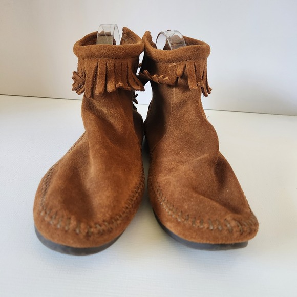 MINNETONKA Brown Suede Fringe Back Zip Hard Sole Ankle Bootie Moccasins SZ 8 - Picture 1 of 11